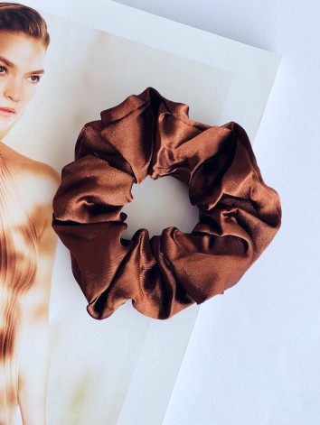 Scrunchie saténová gumička do vlasov - hnedá