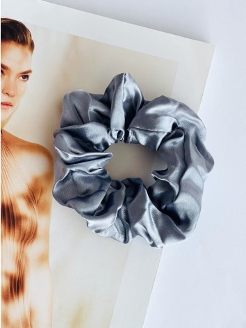 Scrunchie saténová gumička do vlasov - sivá